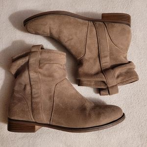 SO Vegan Suede Ankle Booties in Light Brown Size 7